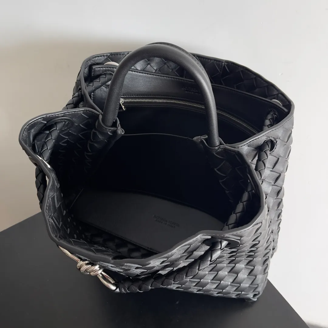 The 2023 new Andiamo batch of 2260 BV has been shipped‼ ️Really popular🔥The new Andiamo woven handbag launched by Bottega Veneta this season is really popular all over the world! ! Celebrities at home and abroad have worn it, and Oscar-winning actress Michelle Yeoh has taken it out on the street. Song Jia, Trai Yara, Yu Feihong, Sanji Ayaka, Rosie Hunting-Whiteley, Yoshioka Riho, etc. have all picked up this bag. It is classic and versatile, showing off its temperament, and the bag capacity is also large, which is very convenient for daily commuting! ! A variety of carrying methods, the shoulder straps can be adjusted by yourself, the original lambskin feels soft and delicate, and the unisex style breaks the gender boundaries and brings a more practical and long-lasting use experience. Andiamo, which has both elegant and casual styles, perfectly interprets the true appearance of "fashionable old money style". Style number: 743572 Size: 32*24*12